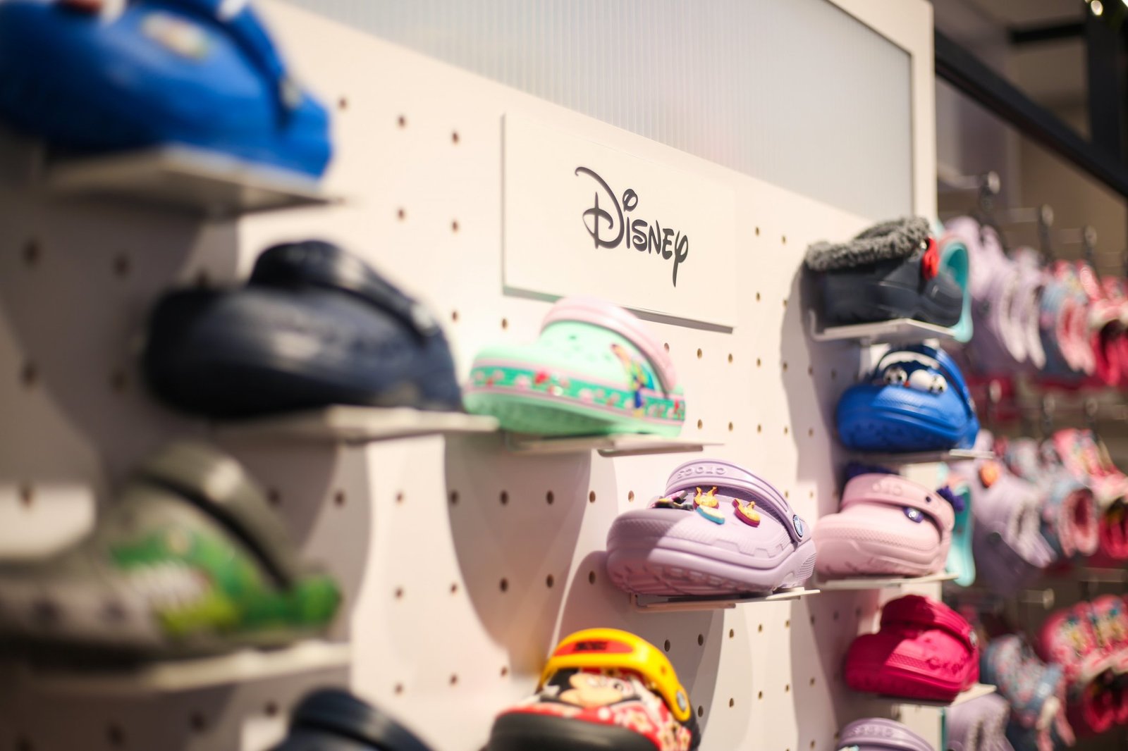 Briggs Hillier 设计的 Crocs 全球商店概念