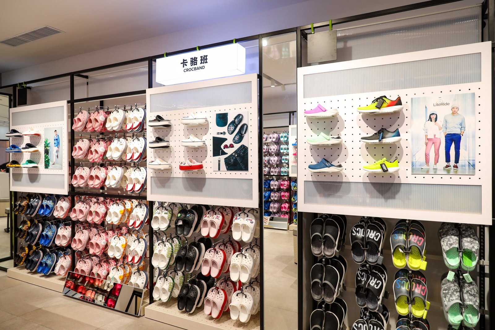 Briggs Hillier 设计的 Crocs 全球商店概念