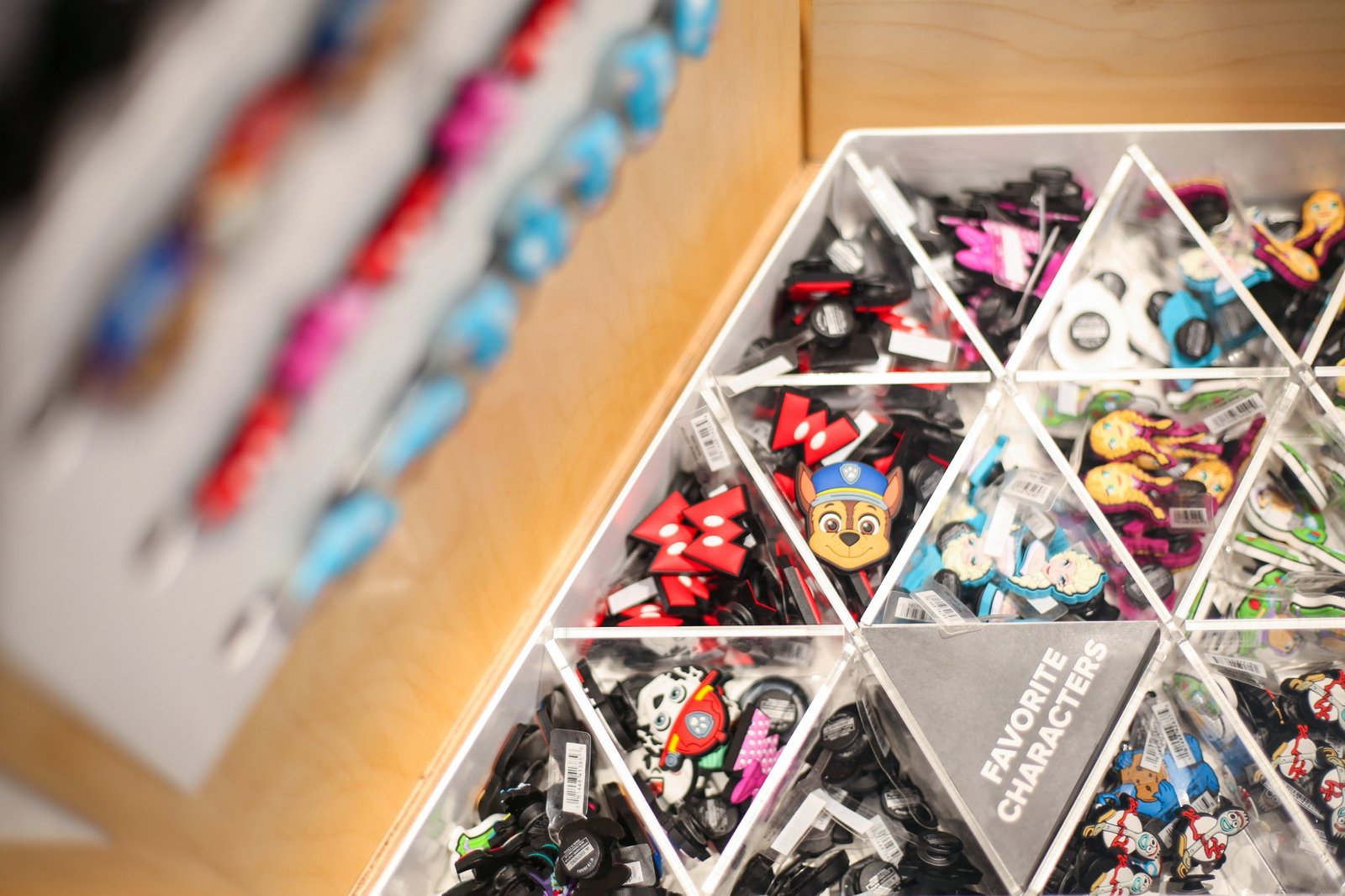 Briggs Hillier 设计的 Crocs 全球商店概念