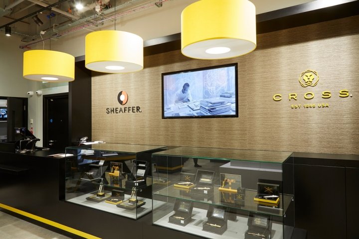 英国斯温顿的 Cross-Sheaffer 钢笔店,由 David Adcock 和 Sean Revell 设计 英国斯温顿的 Cross-Sheaffer 钢笔店,由 David Adcock 和 Sean Revell 设计