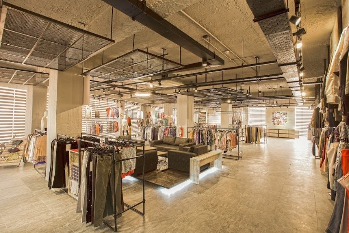 Crown Wears 零英寸展厅,加济布尔 – 孟加拉国 Crown Wears 零英寸展厅,加济布尔 – 孟加拉国