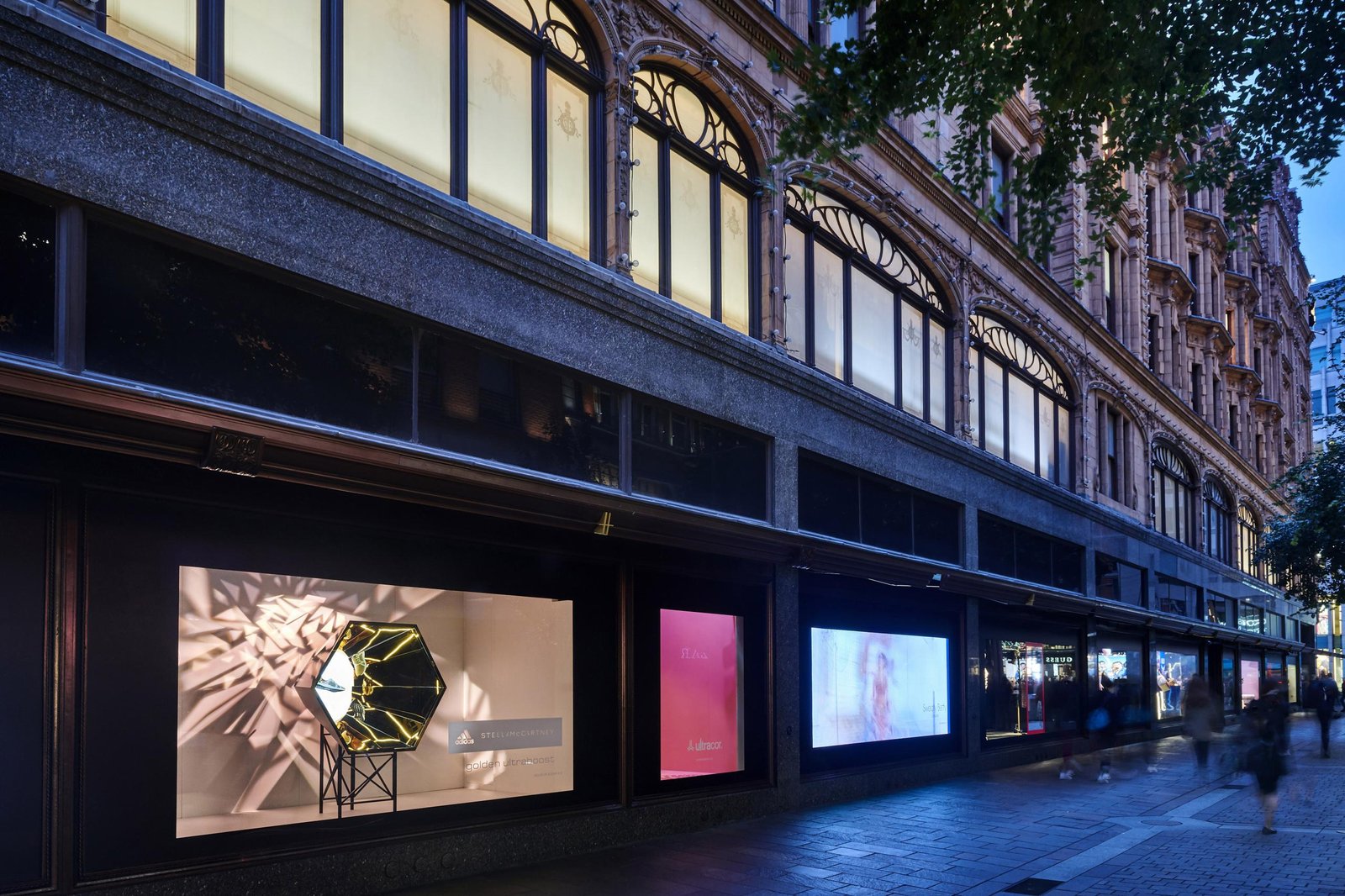adidas Stella McCartney Golden Ultraboost Window 由 Design4Retail 接管