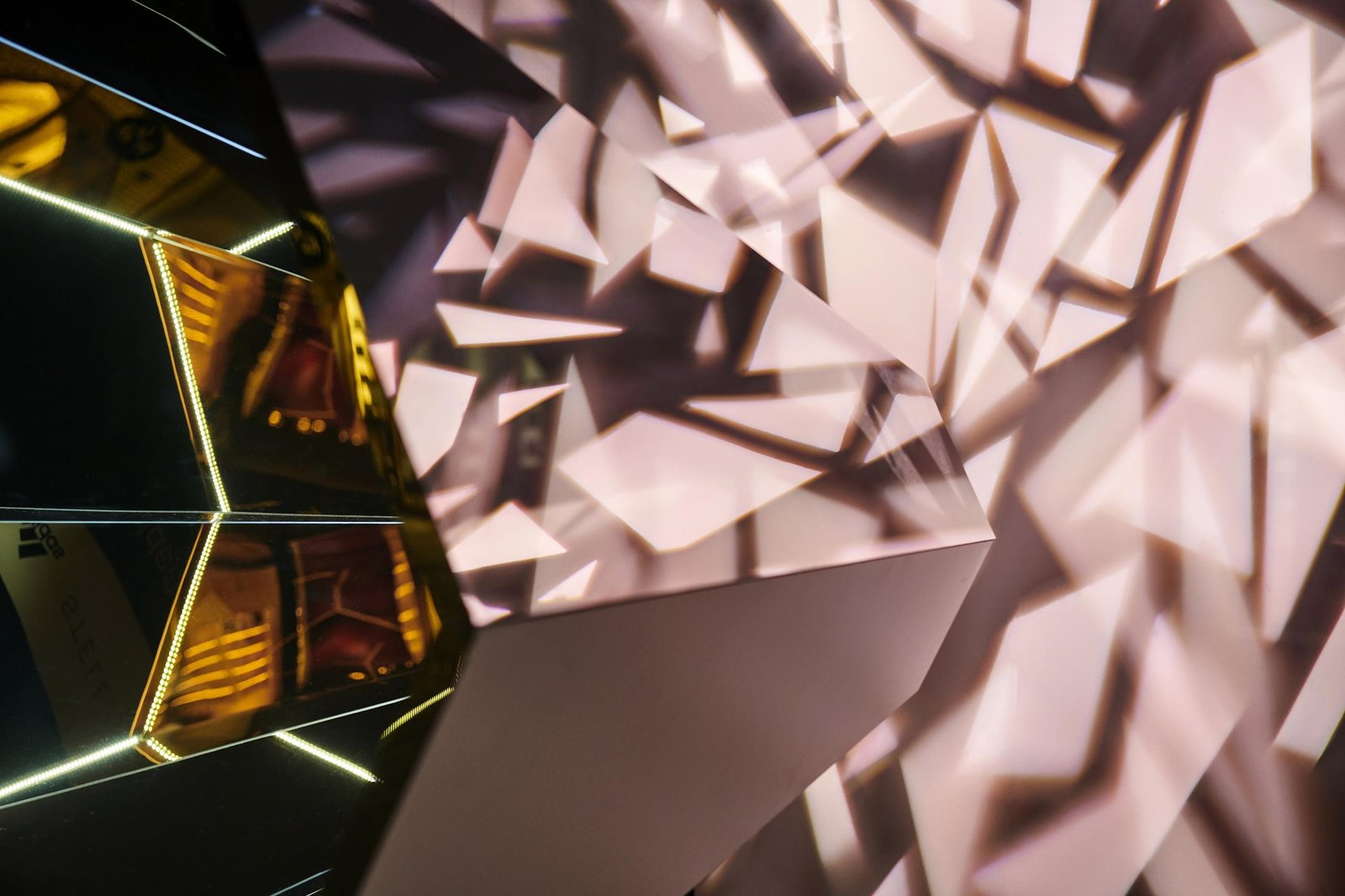 adidas Stella McCartney Golden Ultraboost Window 由 Design4Retail 接管