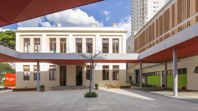 1800 年代的历史建筑改建为双语学校。