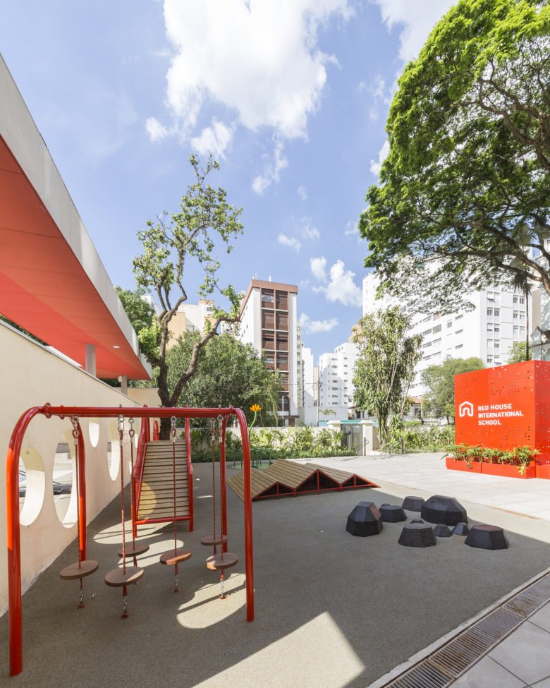 1800 年代的历史建筑改建为双语学校。