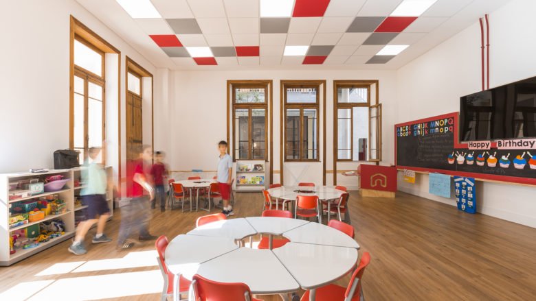 1800 年代的历史建筑改建为双语学校。