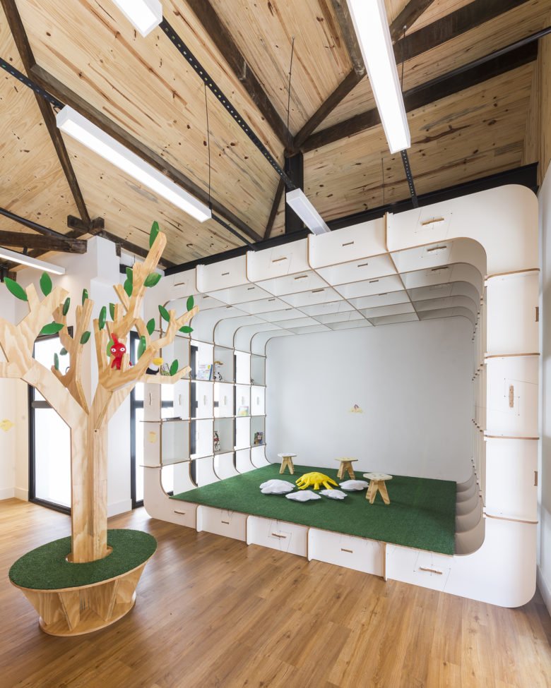 1800 年代的历史建筑改建为双语学校。