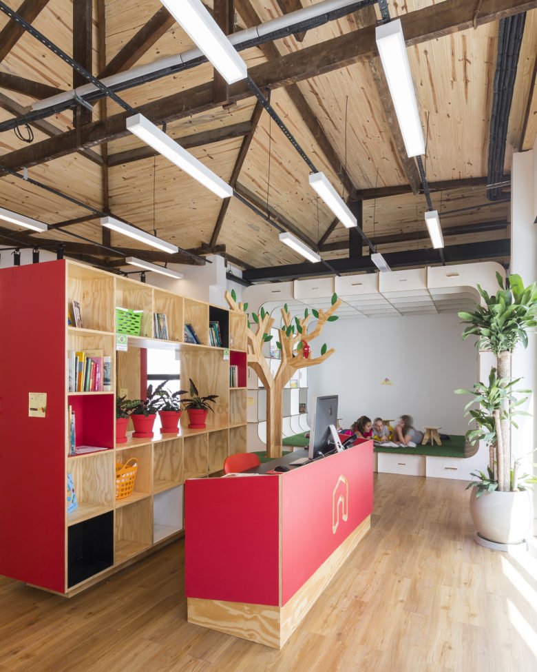 1800 年代的历史建筑改建为双语学校。