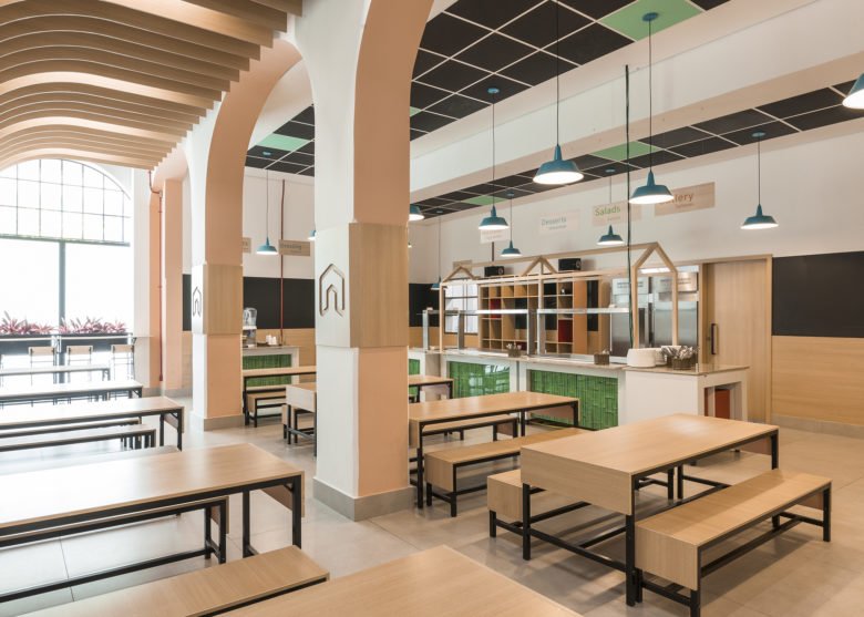 1800 年代的历史建筑改建为双语学校。