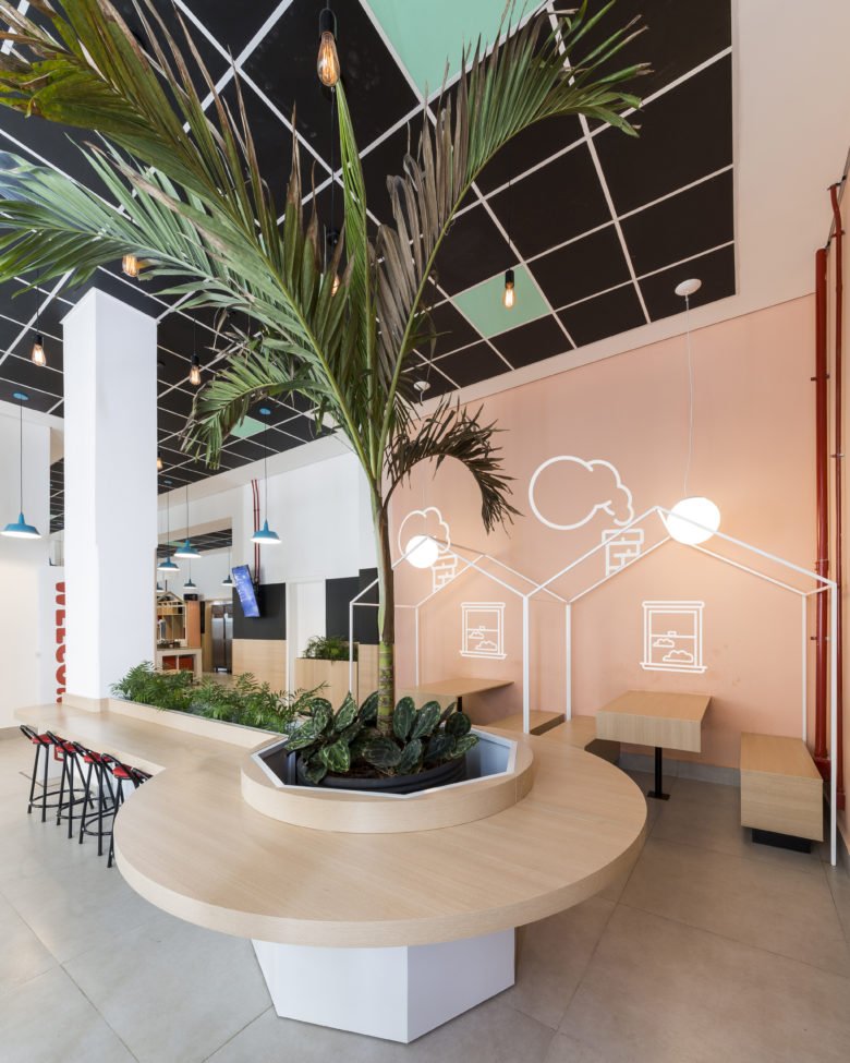 1800 年代的历史建筑改建为双语学校。