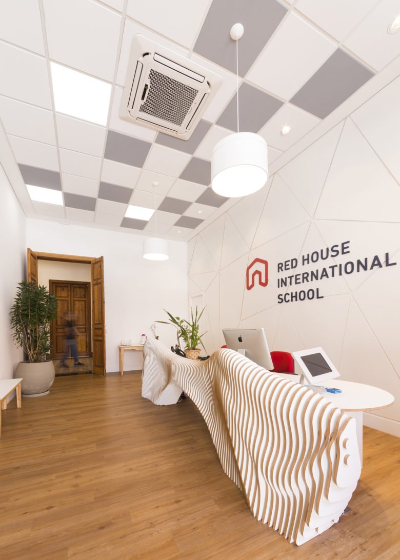 1800 年代的历史建筑改建为双语学校。