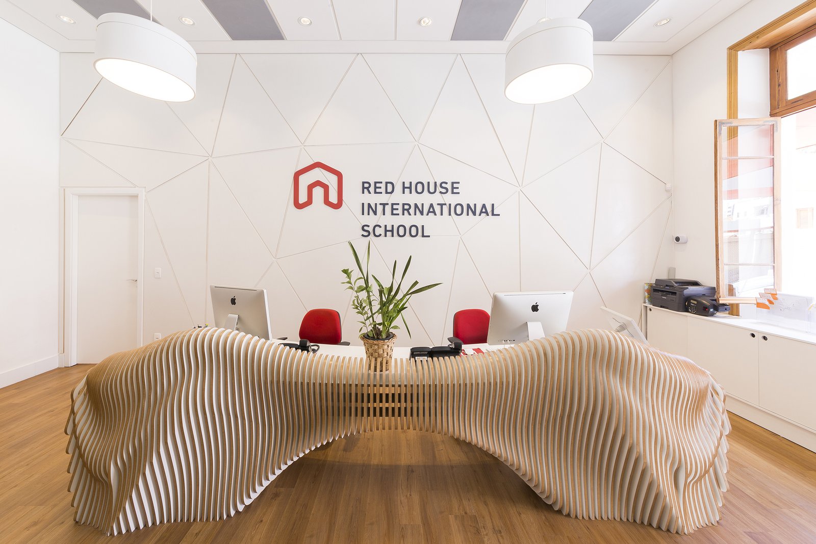 1800 年代的历史建筑改建为双语学校。