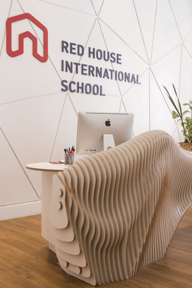 1800 年代的历史建筑改建为双语学校。