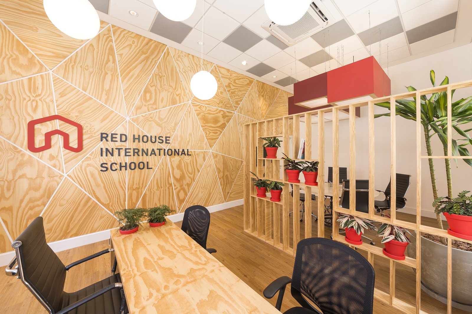 1800 年代的历史建筑改建为双语学校。