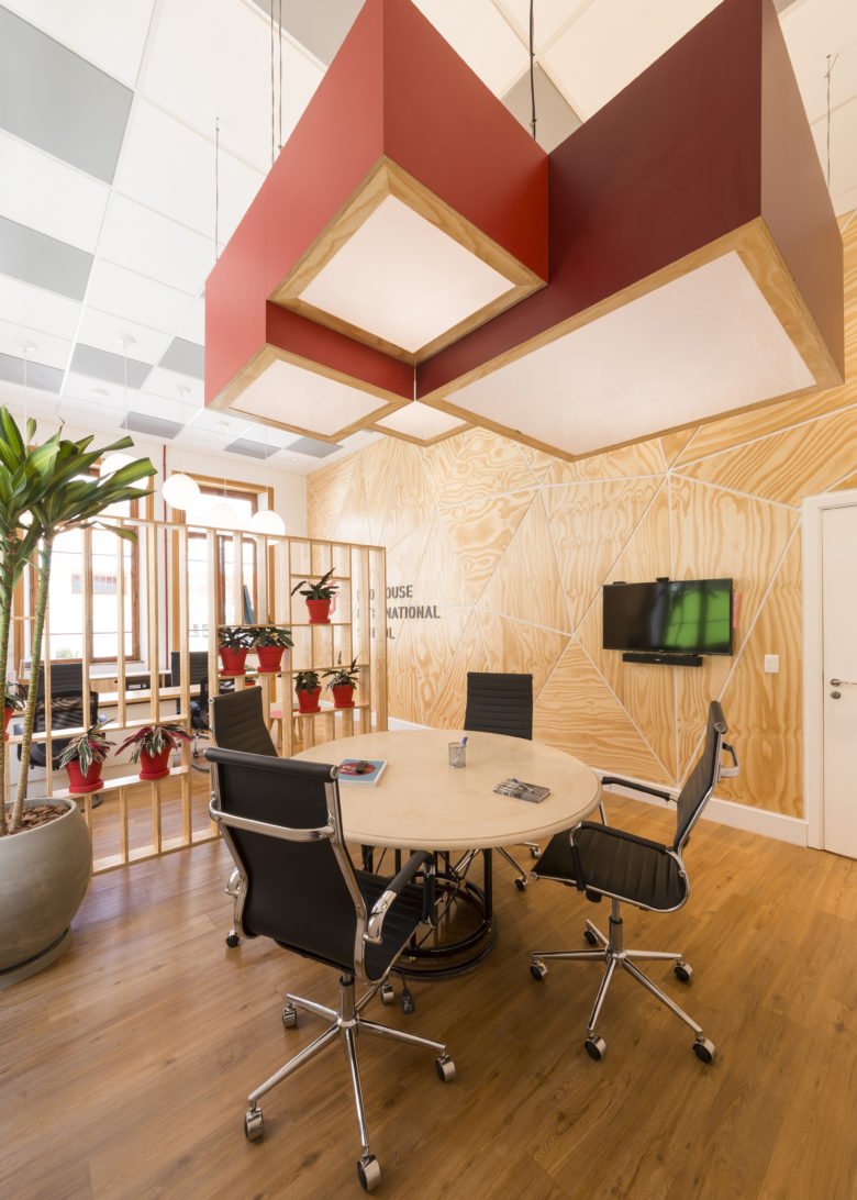 1800 年代的历史建筑改建为双语学校。