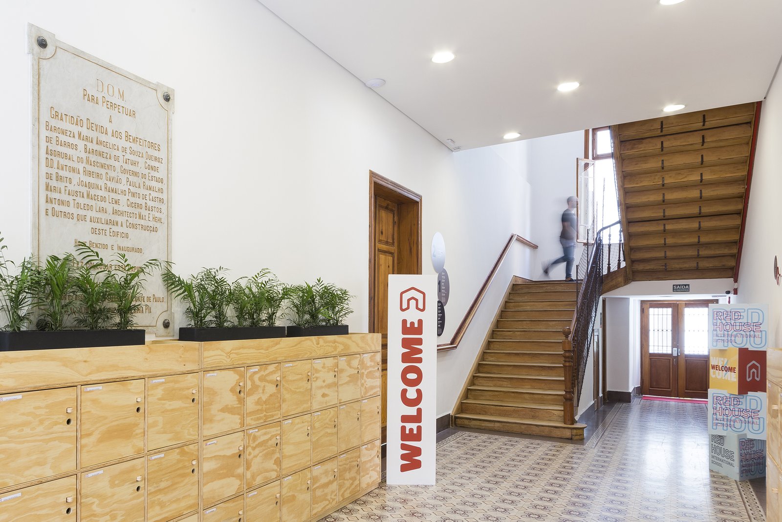 1800 年代的历史建筑改建为双语学校。