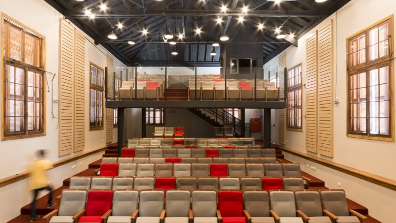 1800 年代的历史建筑改建为双语学校。