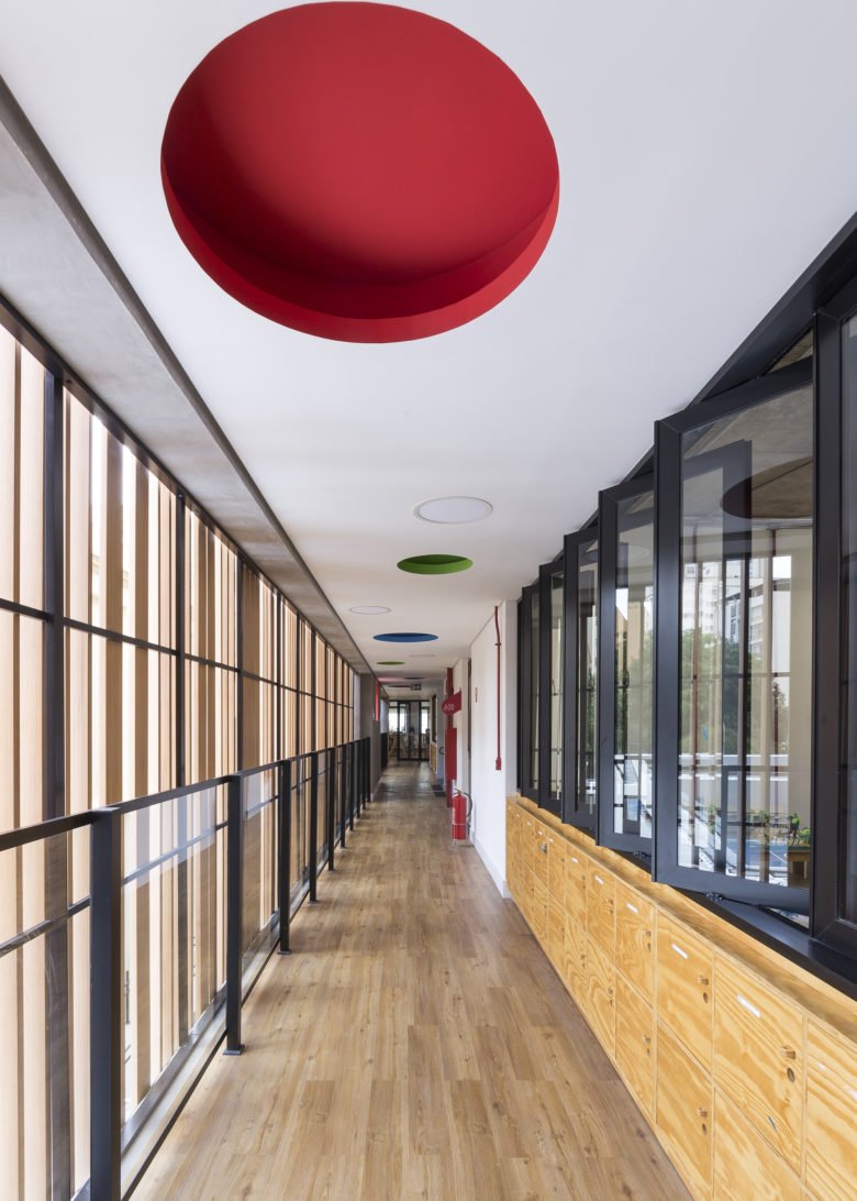 1800 年代的历史建筑改建为双语学校。