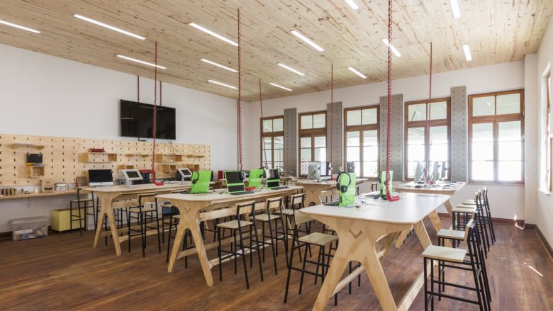 1800 年代的历史建筑改建为双语学校。