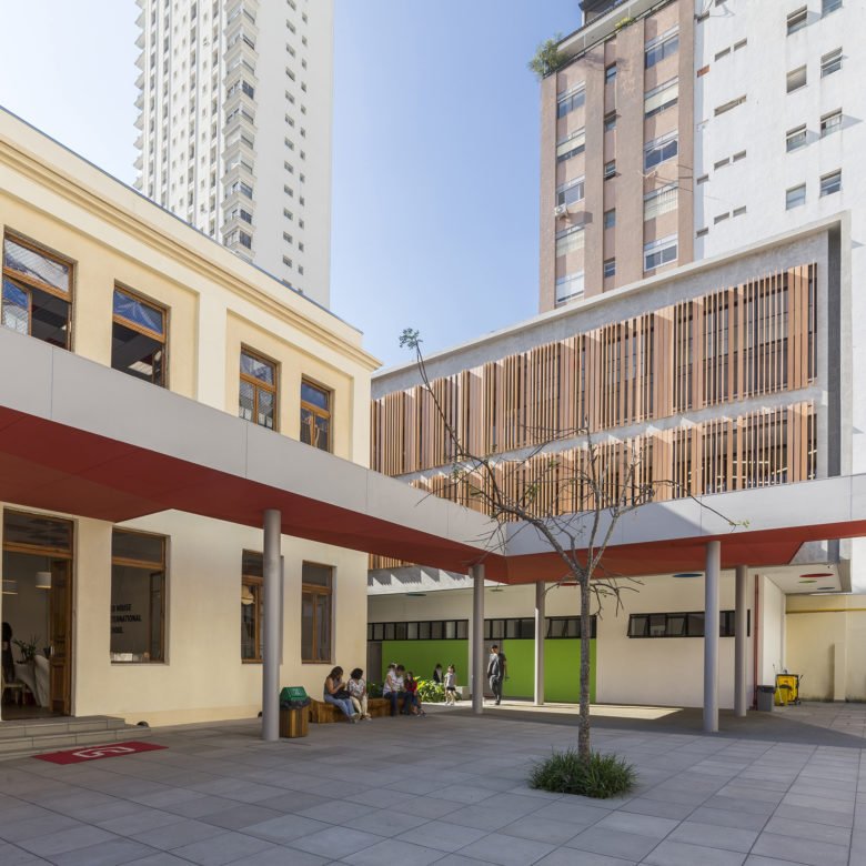 1800 年代的历史建筑改建为双语学校。