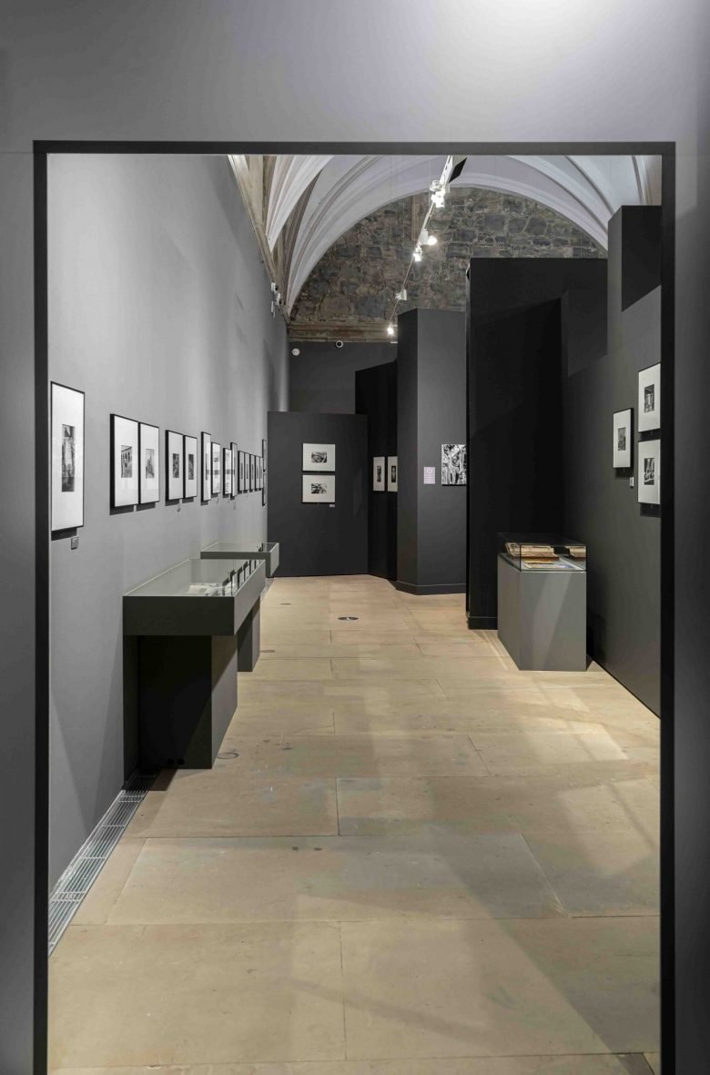 “在烟和雾之间。Sigfrido Koch Bengoechea”展览设计