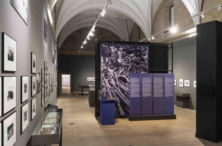 “在烟和雾之间。Sigfrido Koch Bengoechea”展览设计