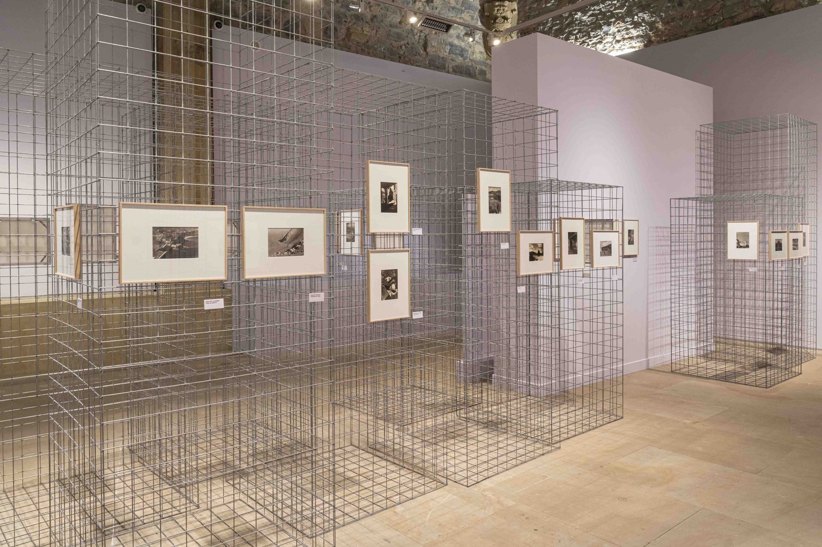 “在烟和雾之间。Sigfrido Koch Bengoechea”展览设计