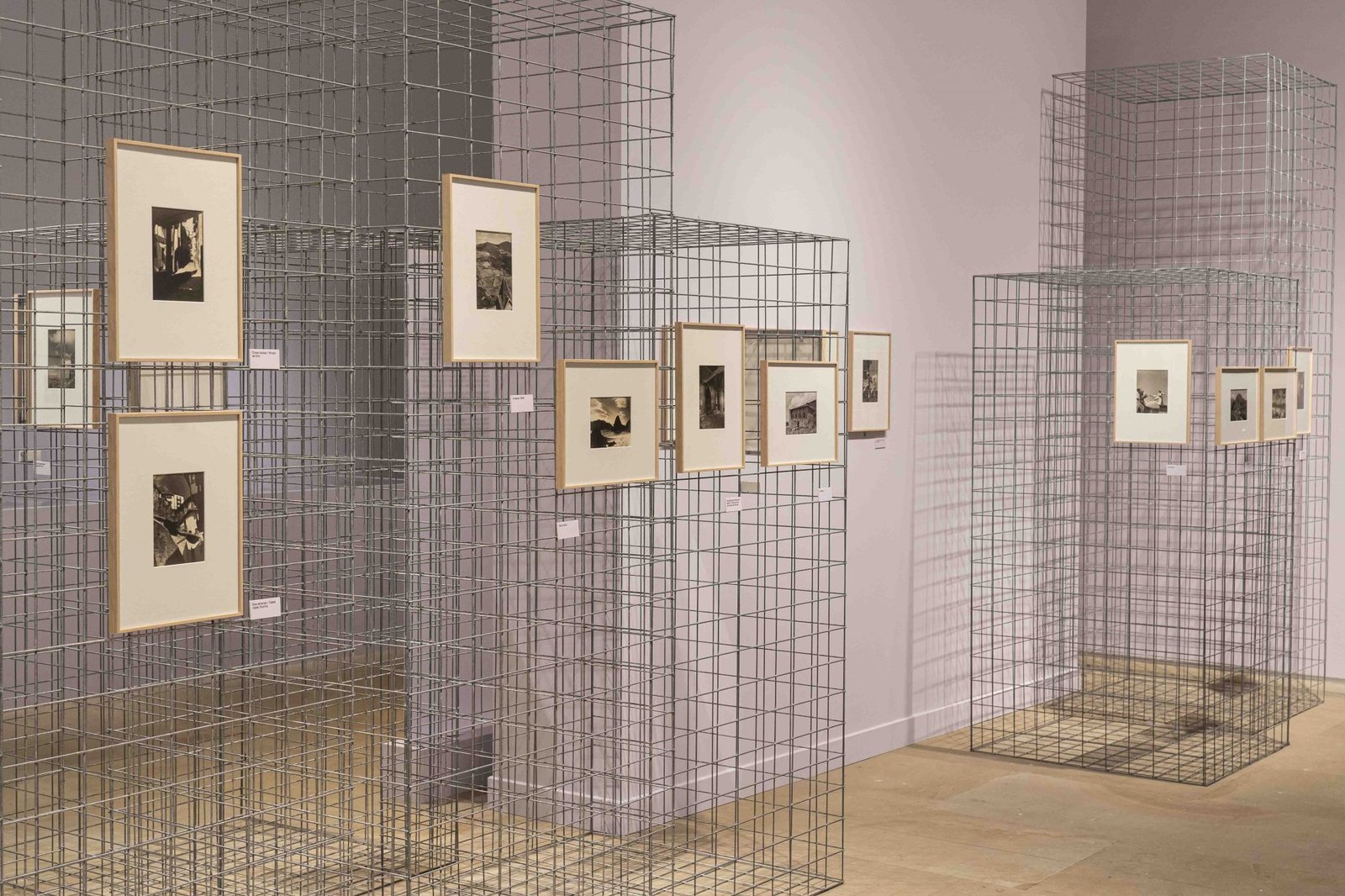 “在烟和雾之间。Sigfrido Koch Bengoechea”展览设计