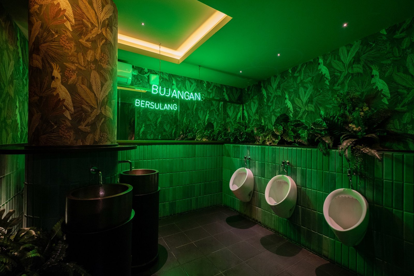 Nyonya Manis 饮酒俱乐部和 Nona Manis 点心俱乐部 by Seniman ruang x erreLUCE