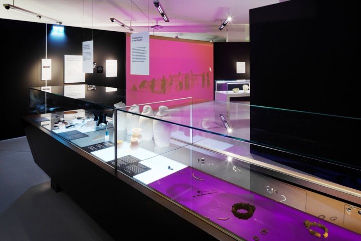 死亡与仪式——告别与纪念文化展览，由 Gourdin & Müller 举办，开姆尼茨——德国