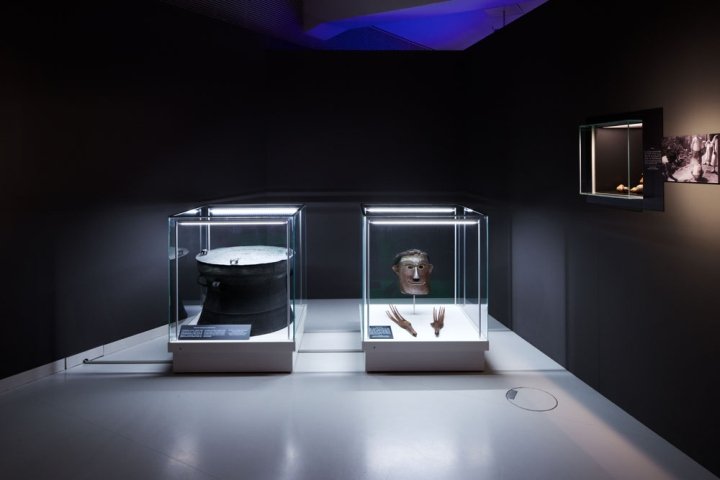 死亡与仪式——告别与纪念文化展览，由 Gourdin & Müller 举办，开姆尼茨——德国