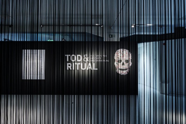 死亡与仪式——告别与纪念文化展览，由 Gourdin & Müller 举办，开姆尼茨——德国