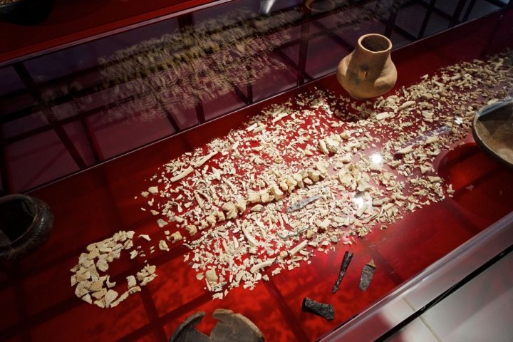 死亡与仪式——告别与纪念文化展览，由 Gourdin & Müller 举办，开姆尼茨——德国