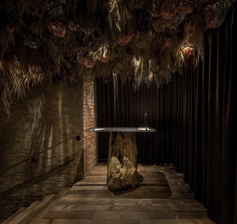 YOD 集团的 Deep Bar