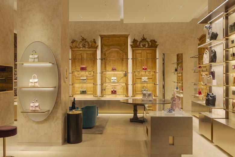Delvaux 商店由 Vudafieri-Saverino Partners 设计