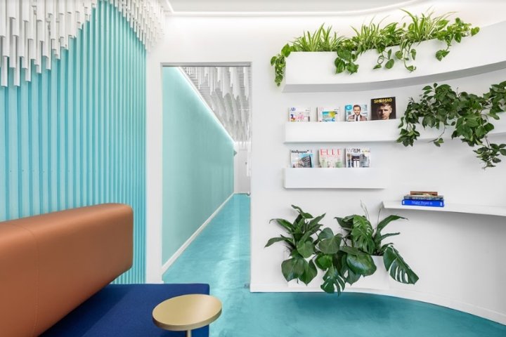 Somriures 牙科诊所，由 Masquespacio 设计，阿尔库迪亚 / 巴伦西亚 – 西班牙