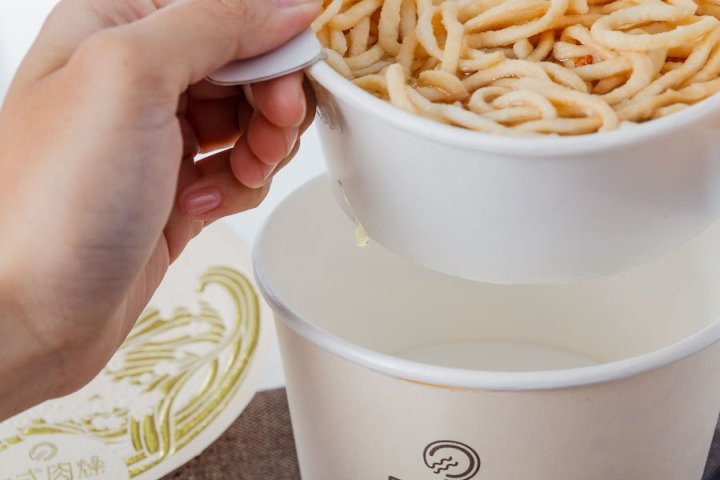 Dian Mian instant noodles by Liang Jin-Wei, Zhan Yu-Rou, Sung Hsiao-Chi, and Kao Yu-Wei