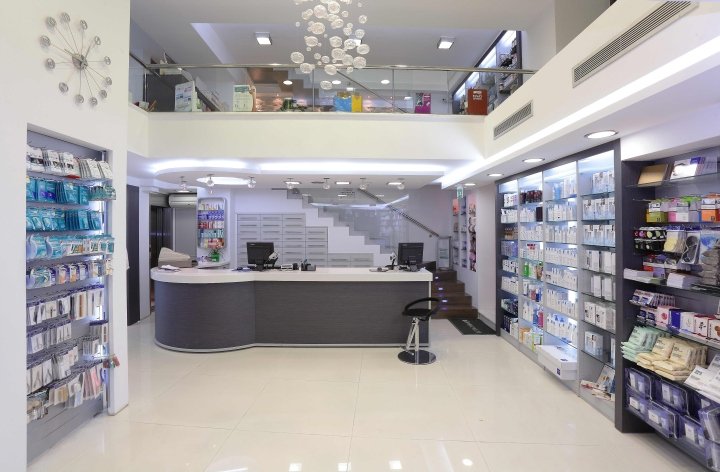 Lefteris Tsikandilakis 的“Douloufakis Nikolaos”药房，伊拉克利翁 / 克里特岛 – 希腊