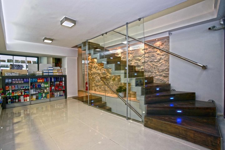 Lefteris Tsikandilakis 的“Douloufakis Nikolaos”药房，伊拉克利翁 / 克里特岛 – 希腊