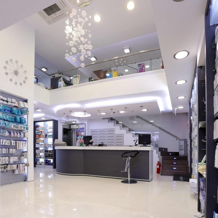 Lefteris Tsikandilakis 的“Douloufakis Nikolaos”药房，伊拉克利翁 / 克里特岛 – 希腊