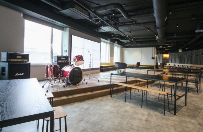 SpaceInvader 设计的 Dr. Martens 办公室