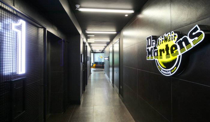 SpaceInvader 设计的 Dr. Martens 办公室