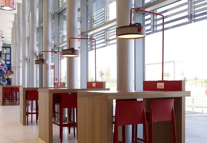 ESP 购物中心，由 INRES 和 Area-17 Architecture & Interiors 设计，拉文纳 – 意大利