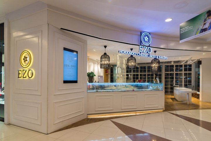 Evonil Architecture 设计的 EZO 芝士蛋糕和面包店，印度尼西亚雅加达北部