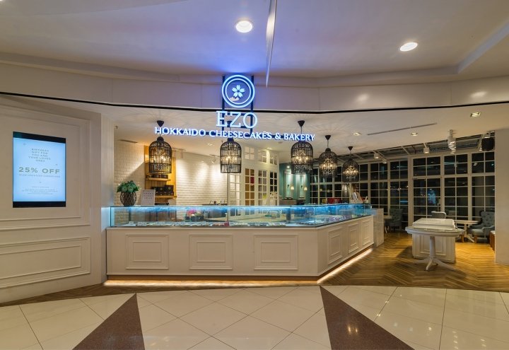 Evonil Architecture 设计的 EZO 芝士蛋糕和面包店，印度尼西亚雅加达北部