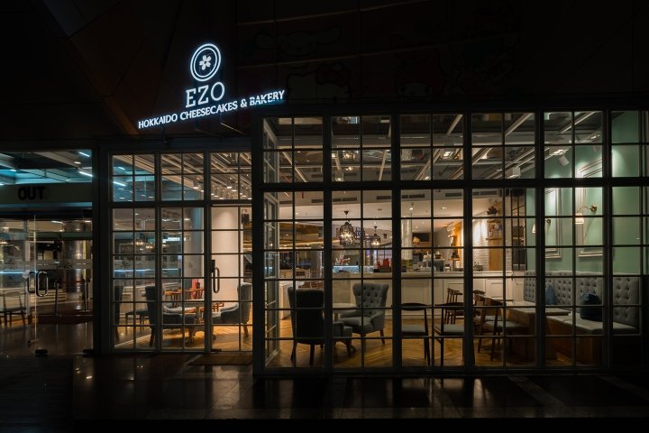 Evonil Architecture 设计的 EZO 芝士蛋糕和面包店，印度尼西亚雅加达北部