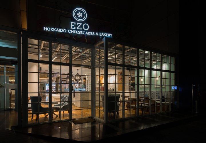 Evonil Architecture 设计的 EZO 芝士蛋糕和面包店，印度尼西亚雅加达北部