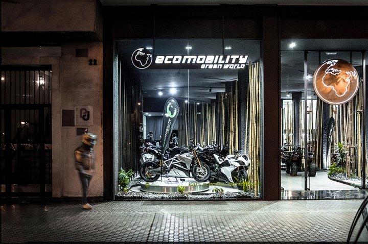 Jump & Fly 和 Xpacio 的生态交通展厅，塞维利亚 – 西班牙