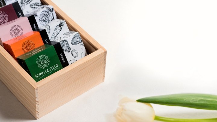 2S Global Design 设计的 Ecrin De Fleur 肥皂品牌