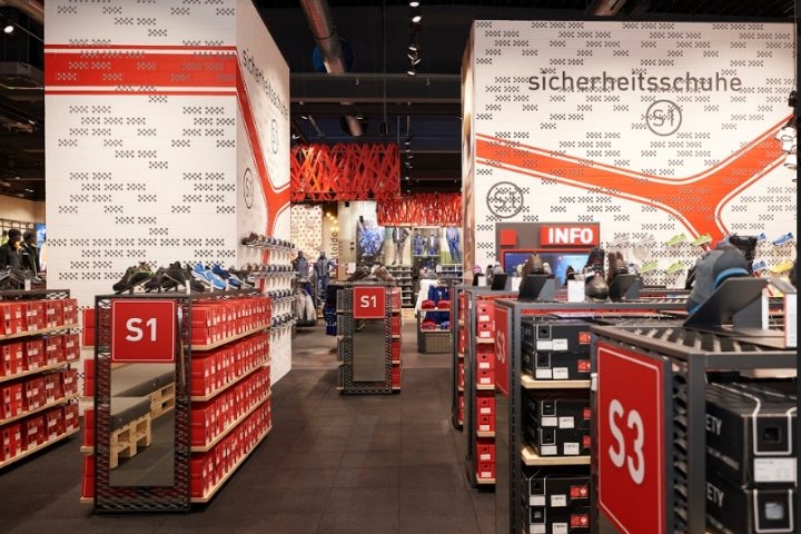 Engelbert Strauss 工作服店，由 Plajer & Franz Studio 设计，奥伯豪森 – 德国